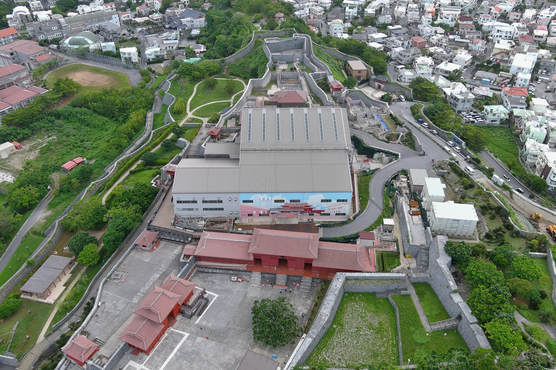 Panoramic view of Shurijo Castle. The temporary building of the Main Hall is pictured at the center.