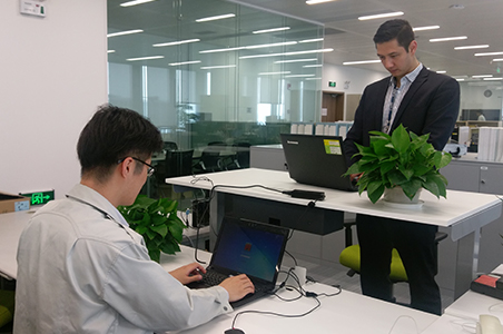 Height-adjustable desks were also installed so that employees can also work while standing to increase comfort during long hours of desk work.