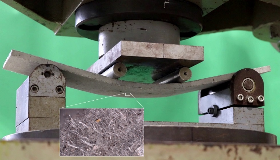 LACTM bending experiment. The short fibers blended into the mortar matrix make it possible for LACTM to bend resiliently and flexibly even when weight is applied. (The separate box on the lower left is a magnified image of the cracks in the LACTM surface.) 