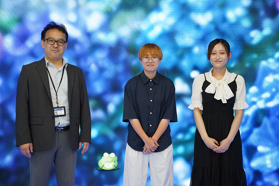 松山大学情報学部長 檀裕也様（写真左）、情報学部2025年度入学 濱松麻里亜様（写真中央）、梶原瑠菜様（写真右）
