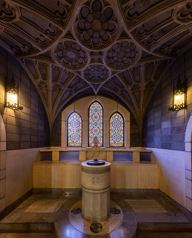 洗礼所。小空間ながらステンドグラスや四隅の扇型ヴォールトなど濃密な装飾がひろがる