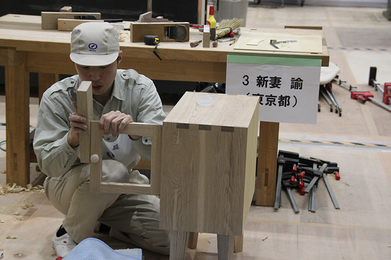 磨き上げた技術を発揮する新妻