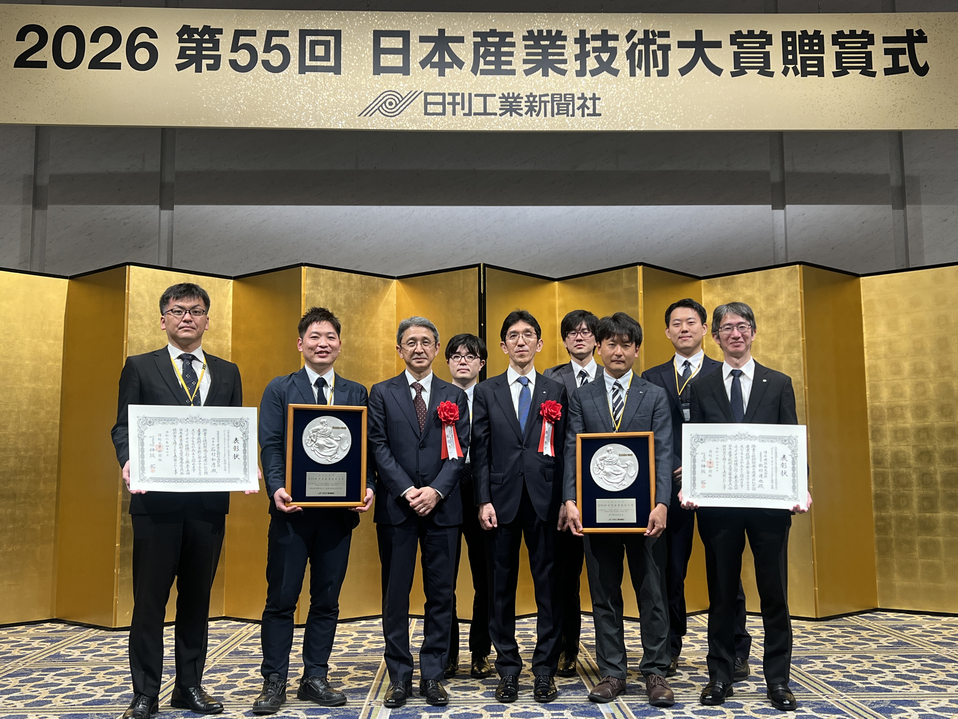 贈賞式で記念撮影する関係者