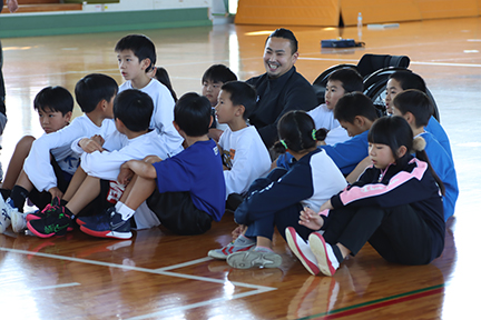 自ら子どもたちの輪に交じる宮島選手