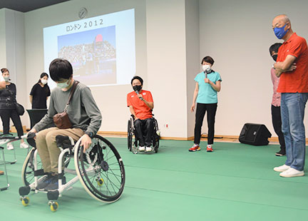 トークショー参加者に競技用車いすの
乗り方を教える川野選手