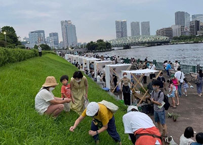 隅田川沿いに多くのブースが並んだマルシェ会場