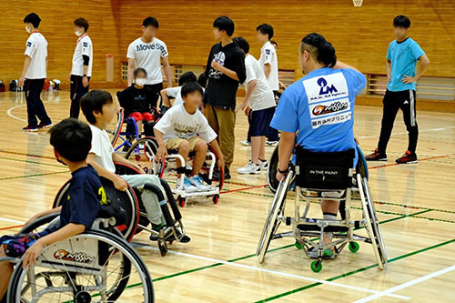 宮島選手から指導をうける子どもたち