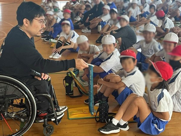 上原氏から銀メダルを渡され、緊張している子どもの様子