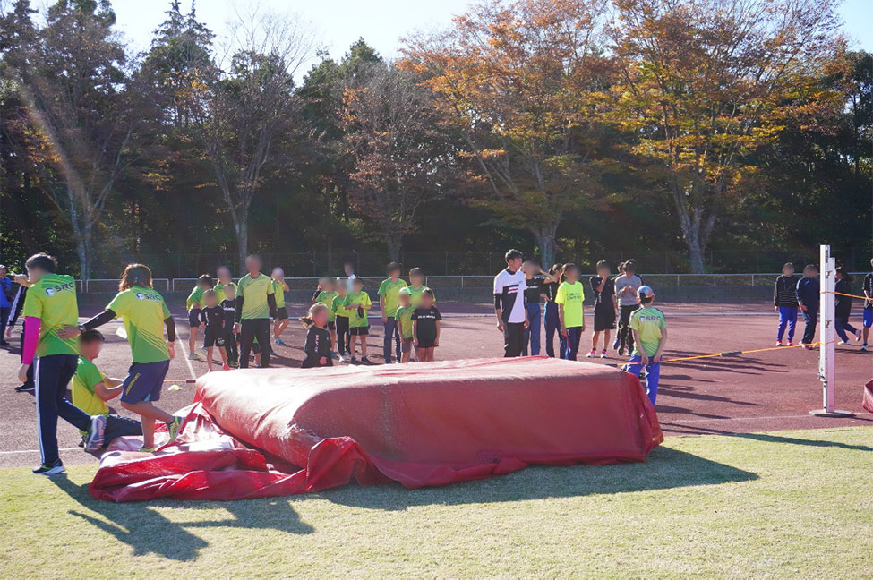 鈴木選手から高く飛べるコツを伝授してもらう子どもたち