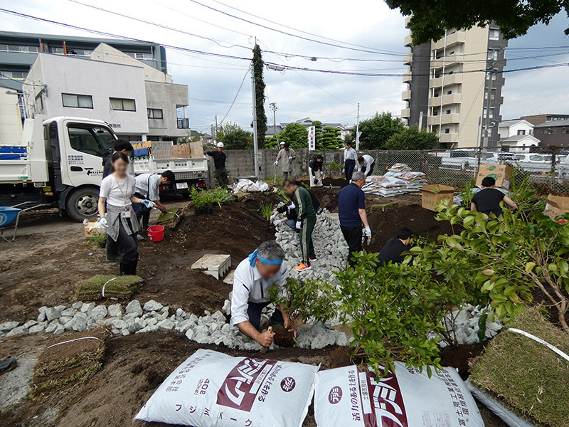 雨庭を施工する従業員