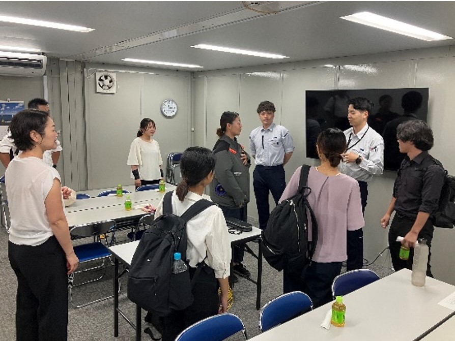現場の若手従業員との交流会の様子