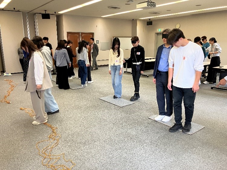 視覚障がい者と介助者の両方を体験する参加者