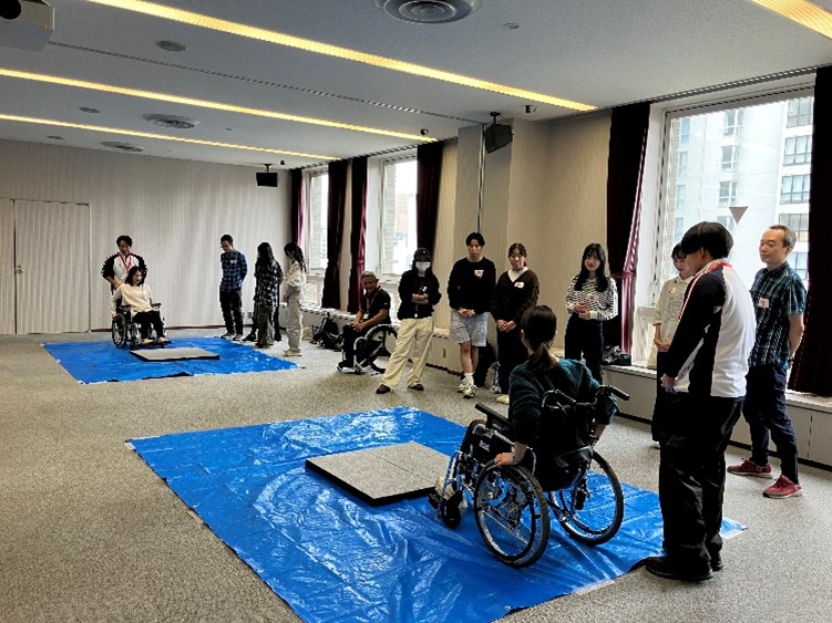 車いす体験の様子