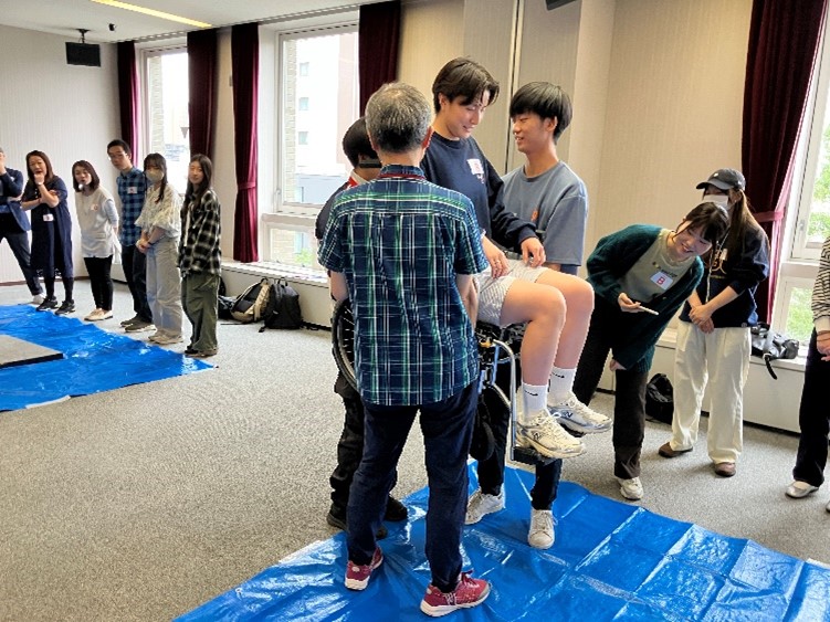 階段の昇降を想定した車椅子介助