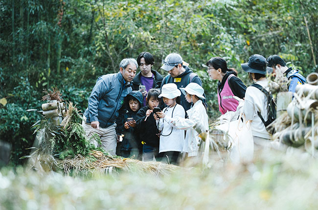 谷津のひみつの動物を3Dスキャンで読み取る様子