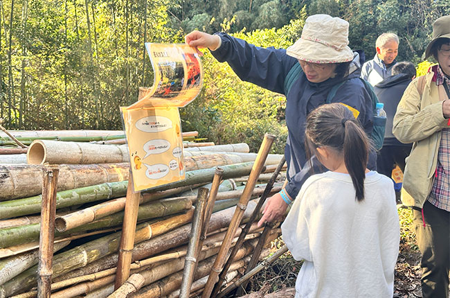クイズに挑戦する様子