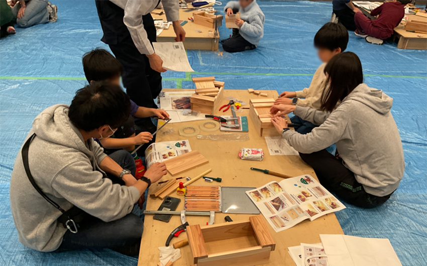 親子で相談しながら製作する様子