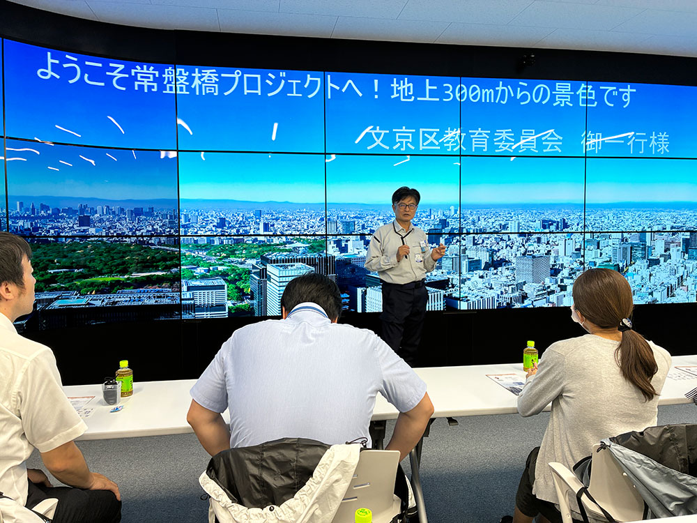 現場見学会で工事の説明を受ける参加者