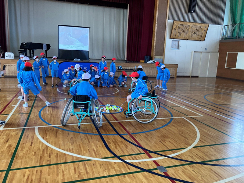 バトミントンのラケットを使ってのボール運びの写真