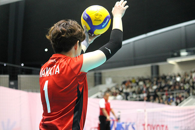 ボールを打つ中田さん