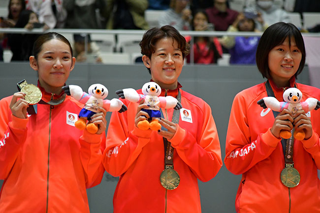 表彰式の様子（真ん中が中田さん）