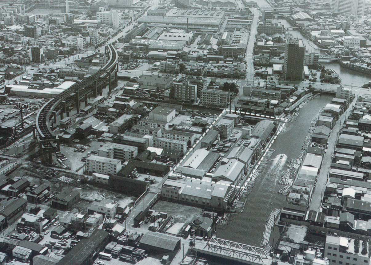 昭和49年（1974年）の東京木工場（白点線内）。写真左には、工事中の首都高速9号線が見える。