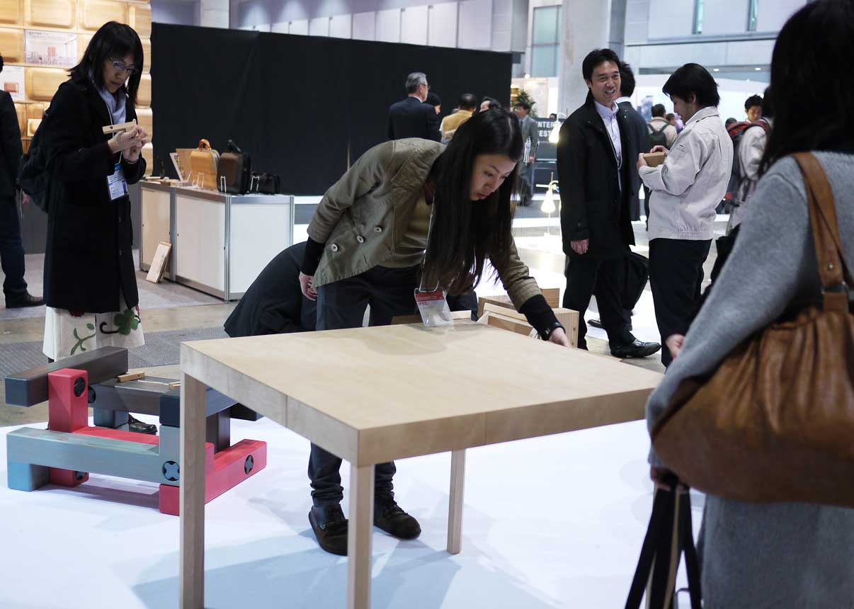 東京木工場が参加した「IPEC 2010 (Interior Pro EX CO 2010)」の様子。出展したテーブル「5 Tabels」は、優秀賞を受賞しました。