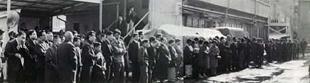 The kenjaku (measuring) ceremony in 1970. This ceremony has been performed as a Shinto ritual since 1969 and continues to this day in simplified form. It commemorates the ancient tradition of welcoming the New Year by landing a raw log from the river behind the plant and starting up the woodworking machinery to make measuring sticks. This ceremony reminds us of our mission to pass on traditional woodworking techniques to future generations.