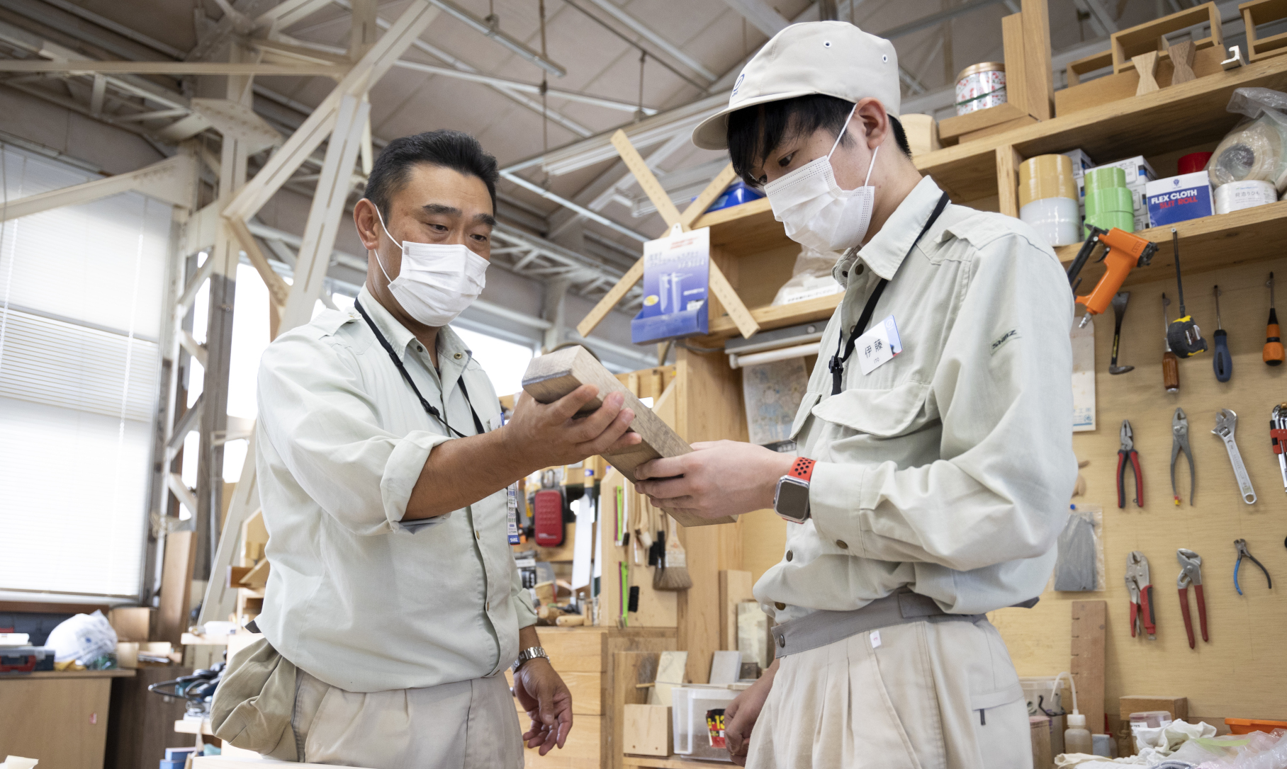 Young employees seeking to become skilled woodworkers receive direct guidance from senior colleagues who have extensive expertise in areas such as materials evaluation, blade sharpening, and the use of tools. The woodworkers work side by side with quiet intensity and enjoy a friendly rivalry, always learning from each other’s techniques.