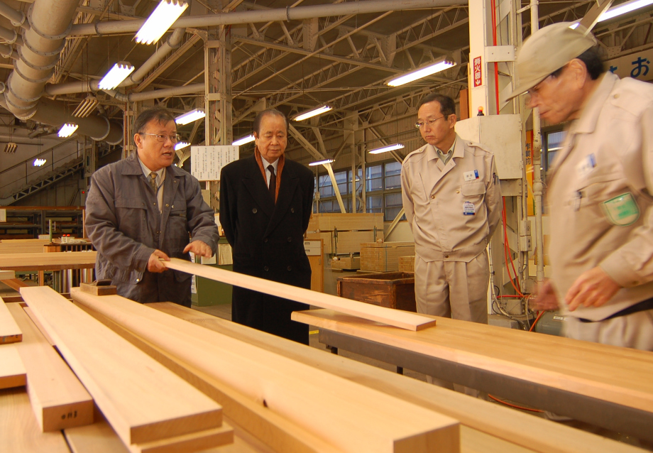 Mr. Baba enthusiastically observed the woodworkers, the machinery, the lumber stock, and other aspects throughout the tour.