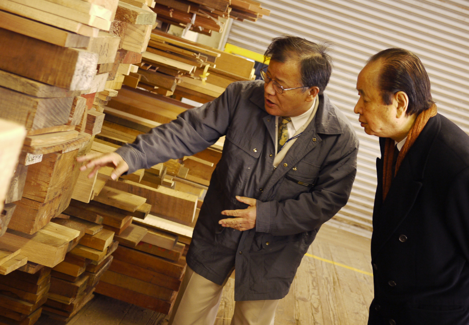 Mr. Baba enthusiastically observed the woodworkers, the machinery, the lumber stock, and other aspects throughout the tour.