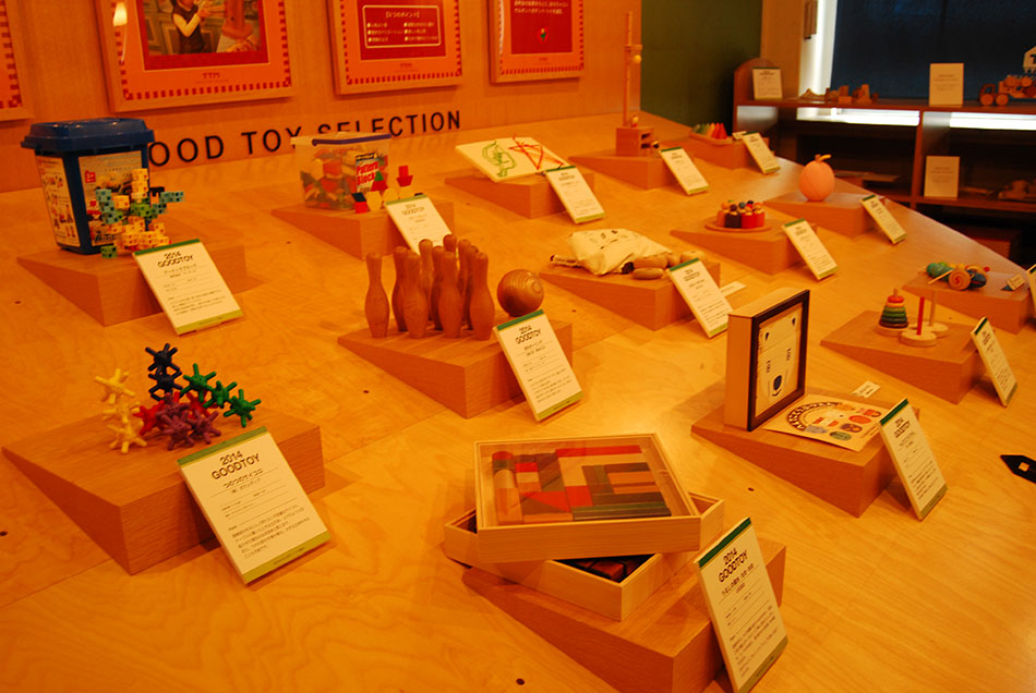 Red Toy Room where visitors can play with traditional toys such as kendama (cup & ball), tops, and beanbags