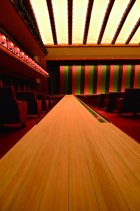 Approximately 1,600 floor planks were laid for the stage and the hanamichi (elevated walkway). (Photo by Tadahisa Yoshikawa)