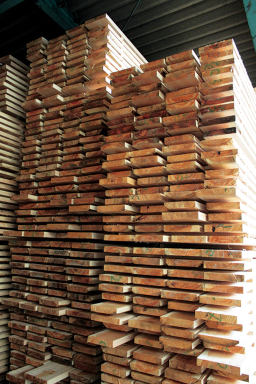 The Japanese cypress lumber was left on the mountain to dry for one winter to prevent errors due to contraction, and then finished at the lumber yard. (Photo by Tadahisa Yoshikawa)