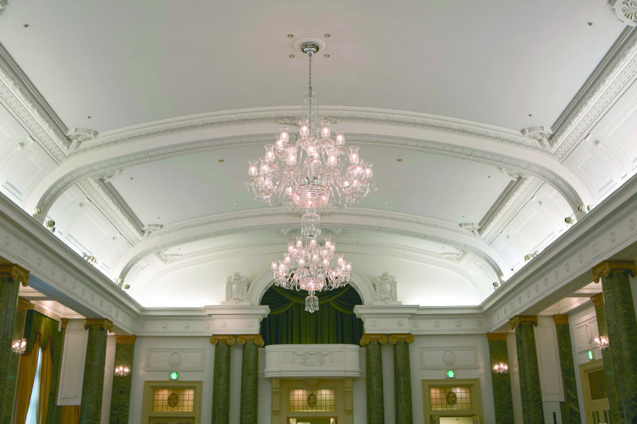 The great hall replicated in its original form. The beautiful curves in the ceiling are constructed of plaster ornamentation on wood. (Photo by Yoshiko Yoda)