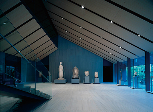 Entrance hall ceiling made of bamboo veneering. The tranquil atmosphere it creates is well suited for a museum that features old works of art from Japan and the East. (© Mitsumasa Fujitsuka)