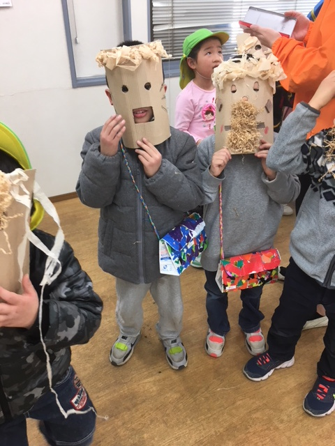 Commemorative photo wearing the masks they made