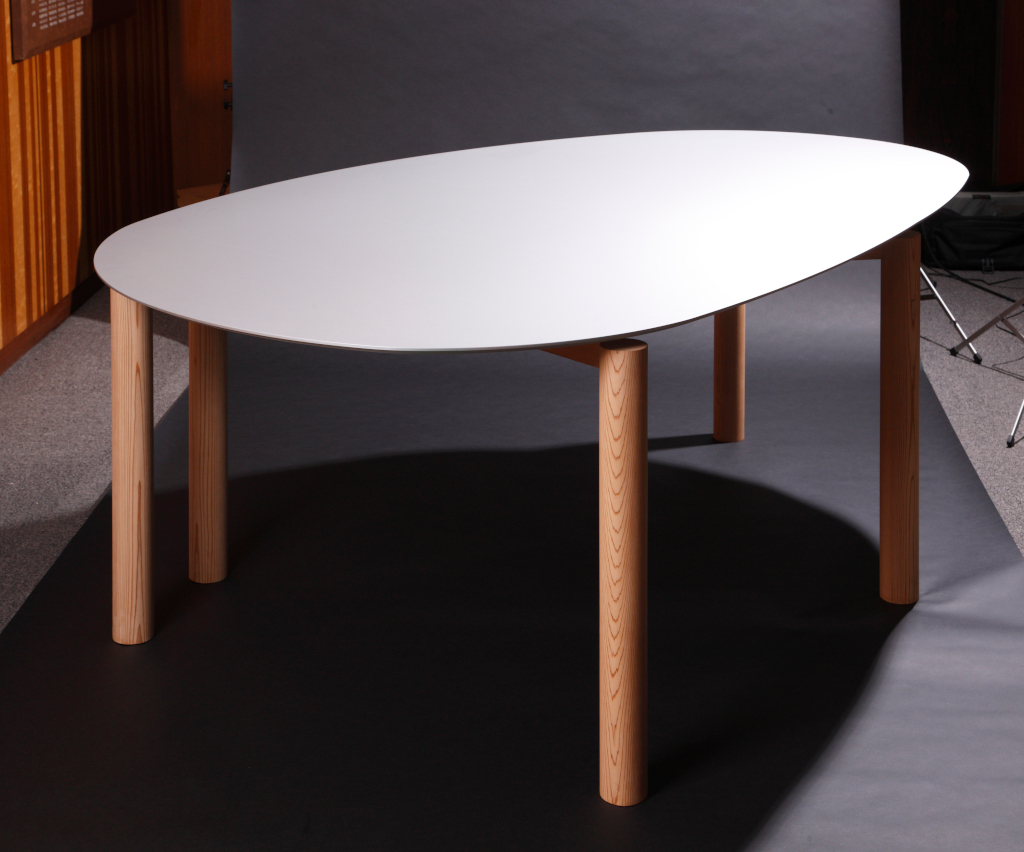 志村さんがデザインし、清水建設　東京木工場、株式会社カッシーナ・イクスシーが協同でつくったテーブル。これを含め計5つのとテーブルが「5 Tables」として2010年のIPECで優秀賞を受賞