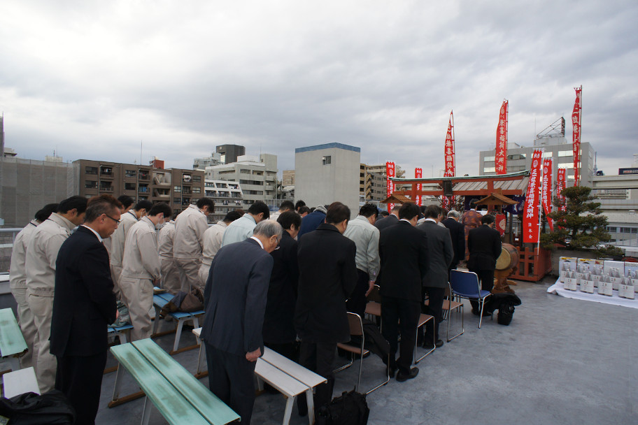 去る2012年2月8日には、初午祭を行い、東京木工場の事務所屋上で、兼喜稲荷大明神に商売繁盛、災難除けを祈願しました。