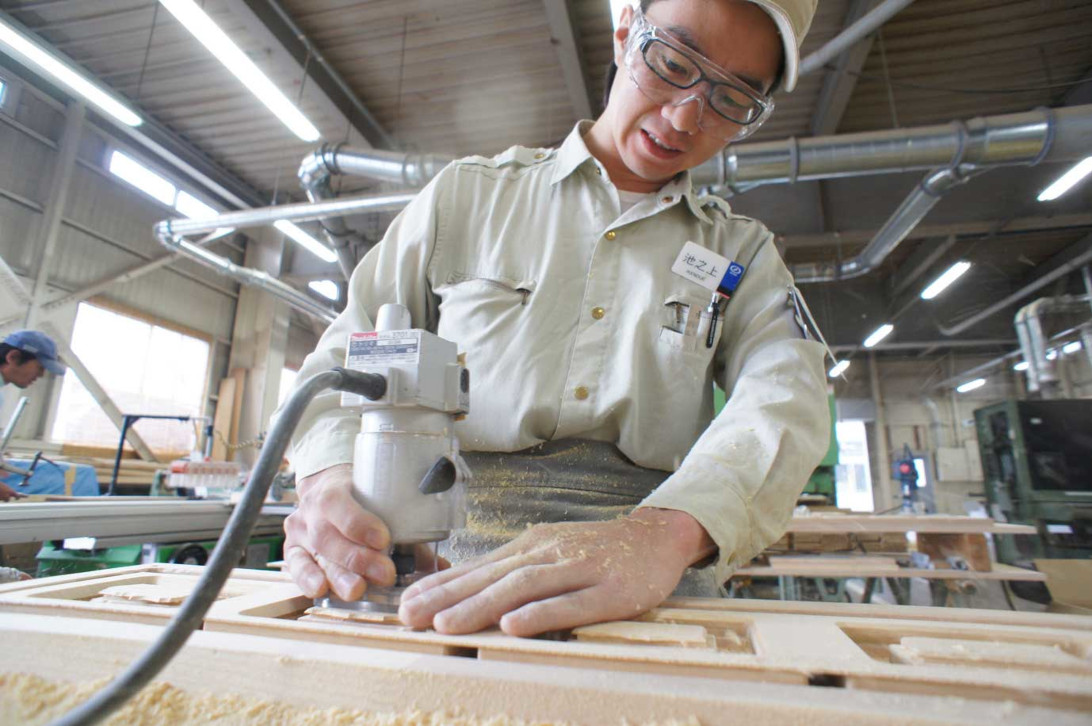 一連の作業は若手職人たちが中心となって進め、後半の加工、仕上げ、検査にはベテラン職人も参加