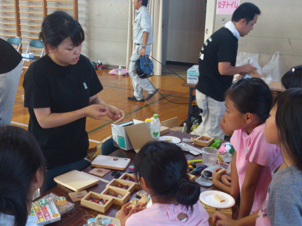 低学年の製作風景。東京木工場の社員たちは、当社のボランティア休暇を取得して、木工教室の開催と子どもたちの指導にあたりました