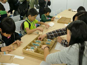 11月17日（日）家族の日に、当社技術研究所にて、社員の家族を対象とした木工教室を開催