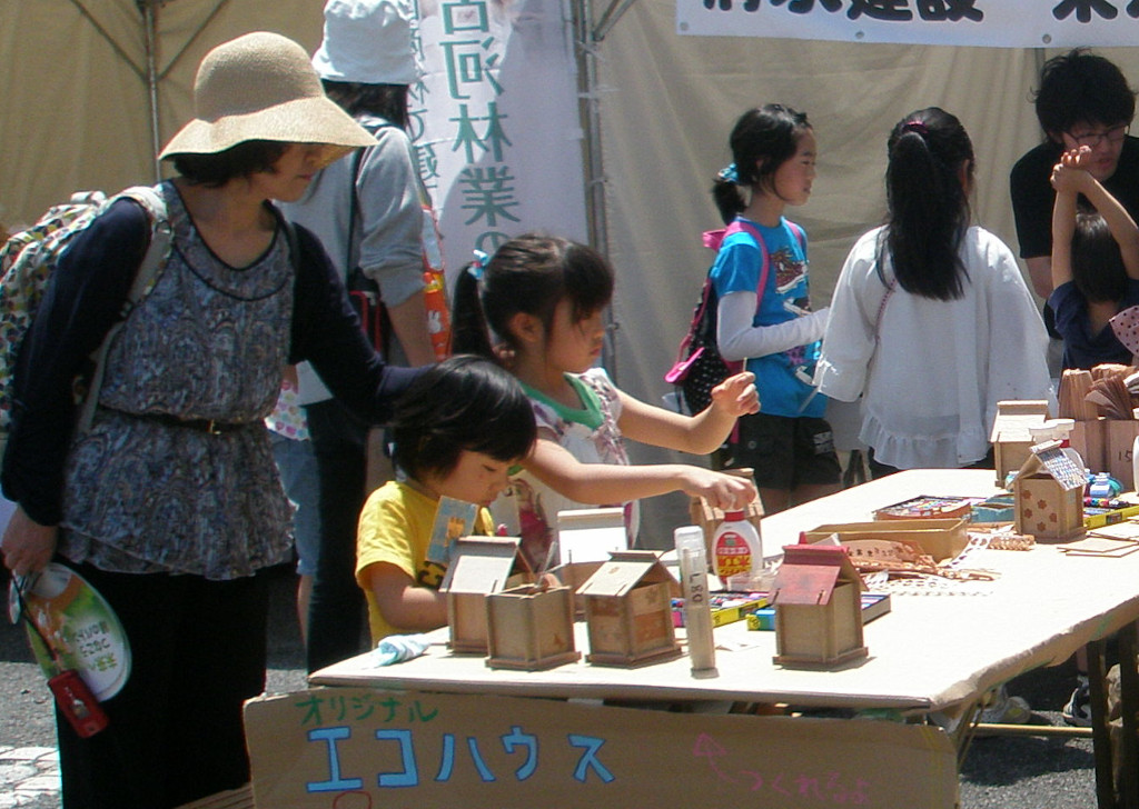 2013年5月11～12日、日比谷公園にて開催された「みどりとふれあうフェスティバル」に出展し、木工教室や展示を行いました