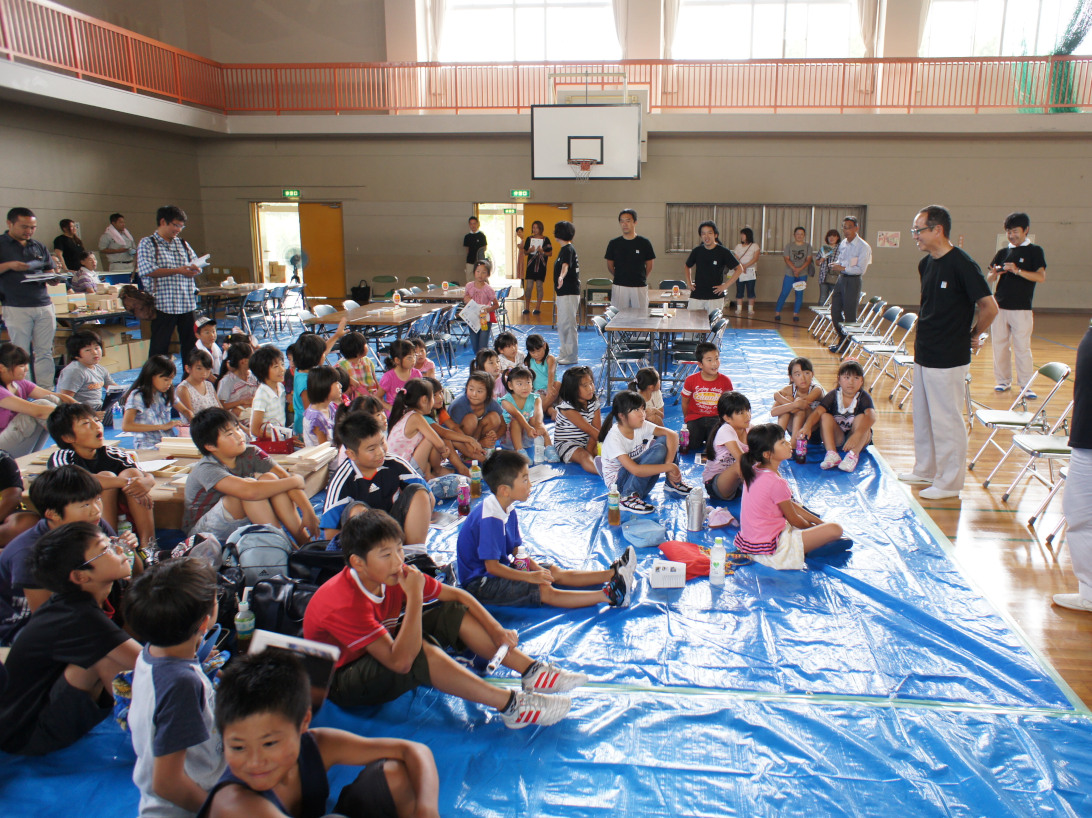 清水建設　東京木工場では、2013年8月22日に、宮城県本吉郡南三陸町でボランティアの「夏休みこども木工教室」を行いました