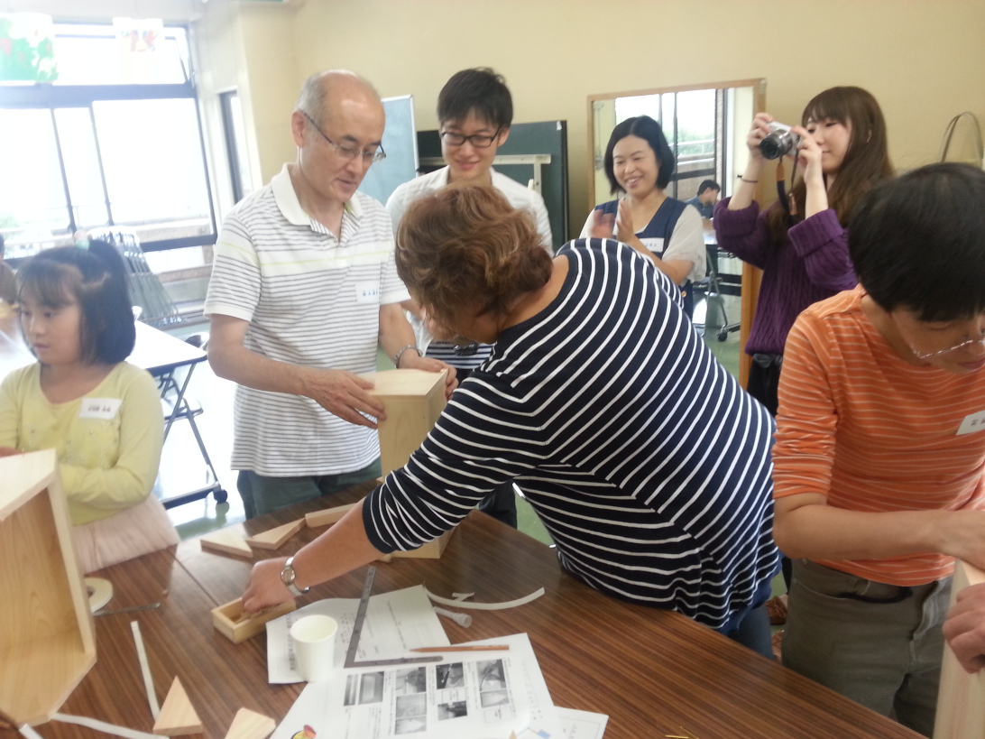 清水建設　東京木工場では、2013年10月12日、当社東北支店が10年来続けている宮城県障害者福祉センター（仙台市宮城野区）でのふれあい交流にて、出張木工教室を開催しました