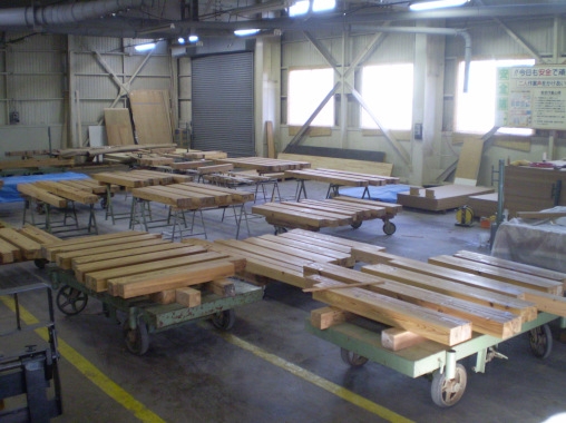 2階同様、工場内に原寸場を設置。木材の性質を考慮したうえで、100mm角の角材約650本を、1ユニット4本で結合しています