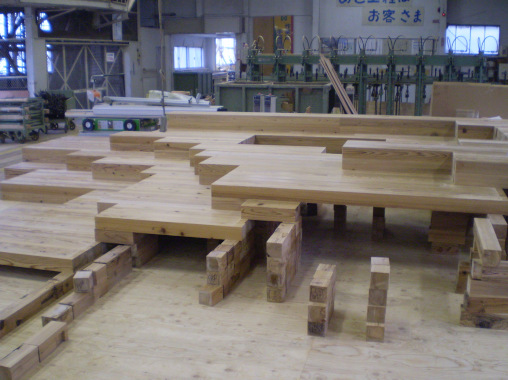 2階同様、工場内に原寸場を設置。木材の性質を考慮したうえで、100mm角の角材約650本を、1ユニット4本で結合しています