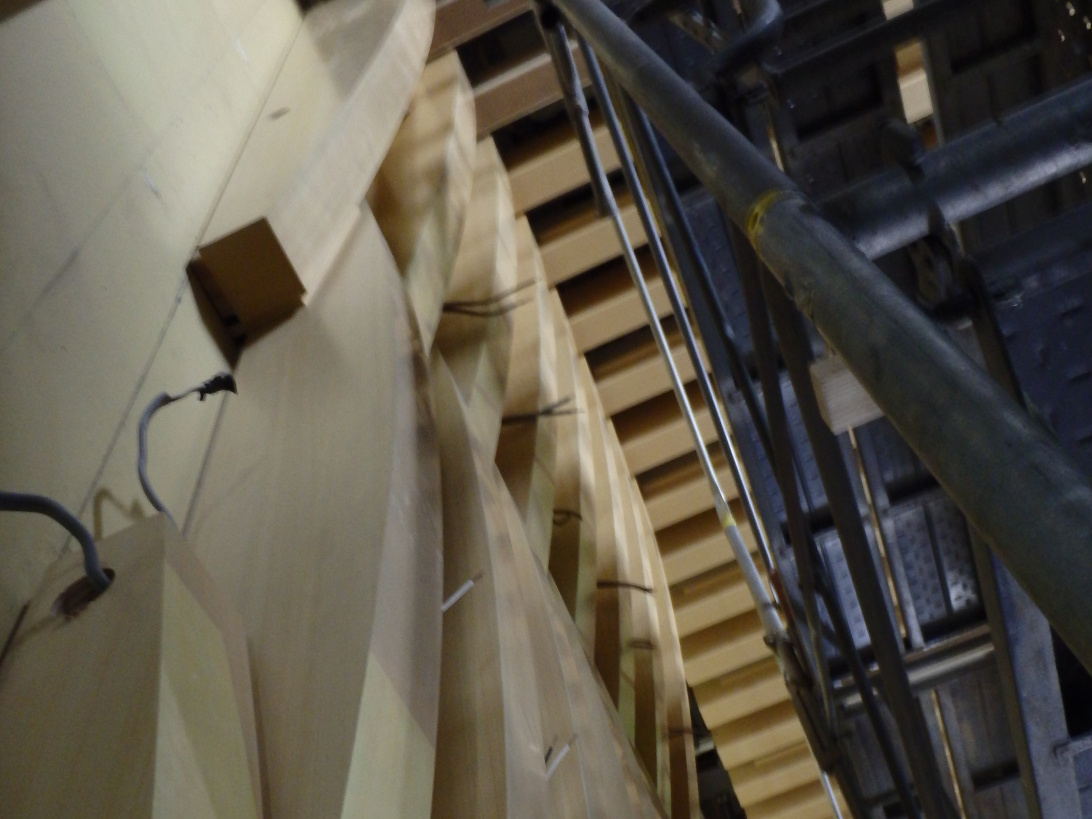 蒲鉾型の壁材と天井の木材の納まり（写真右）を日々確認、調整しながら作業を進めました