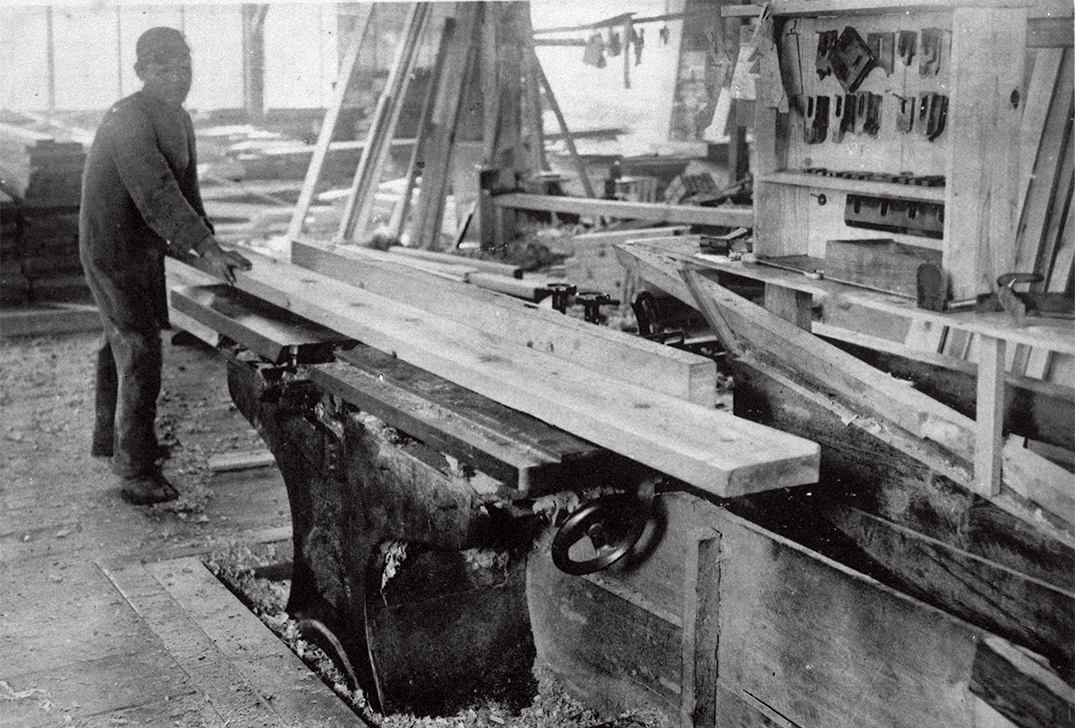 手押鉋削機を使って材料を加工。1915（大正4）年。