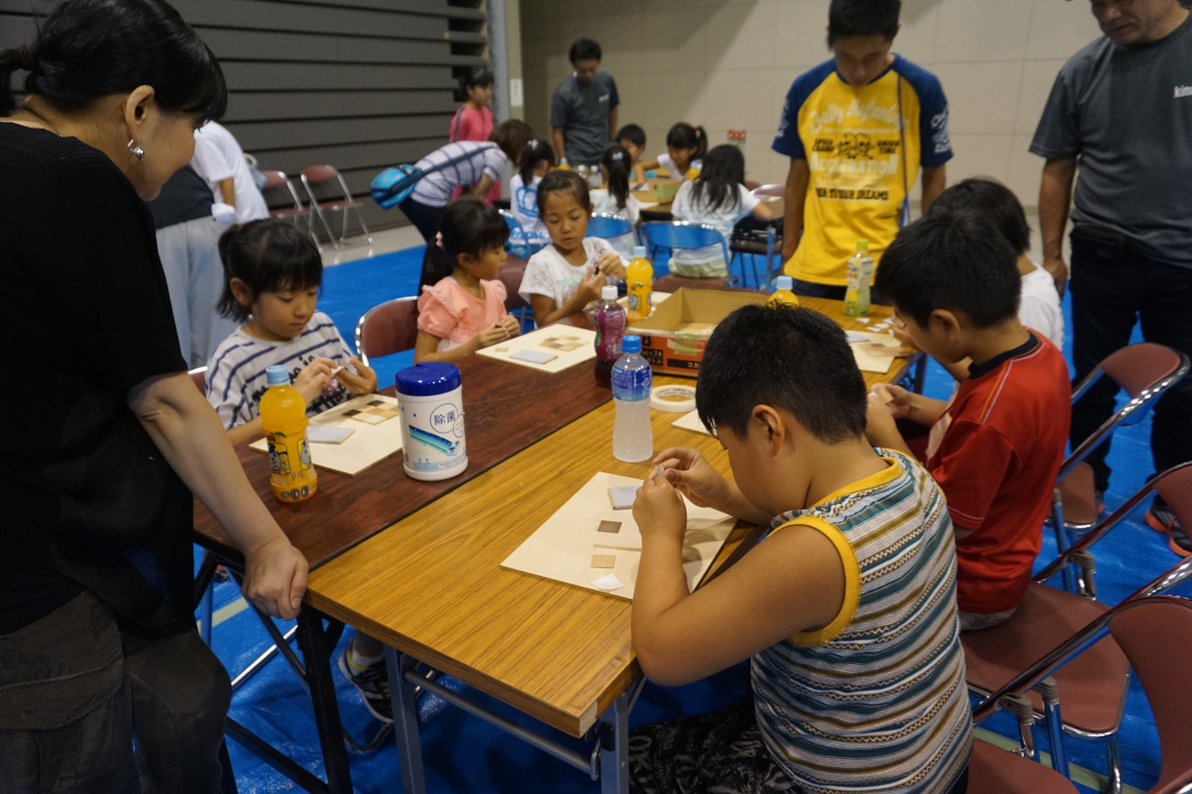 ボランティアとして地元の中学生や高校生が手伝ってくれました